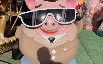 商場擺放一只創意戴墨鏡的玻璃鋼卡通豬雕塑