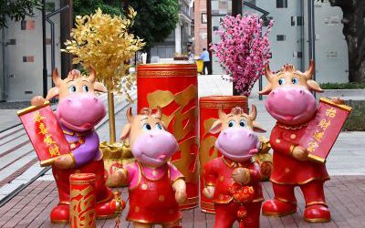 商業(yè)街商場擺放的恭喜發(fā)財玻璃鋼卡通牛雕塑