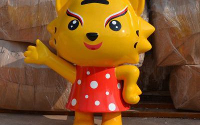 公園里擺放的揮手的玻璃鋼卡通小老虎雕塑