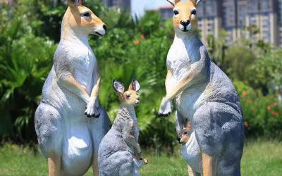 游樂(lè)場(chǎng)草坪玻璃鋼卡通彩繪袋鼠雕塑