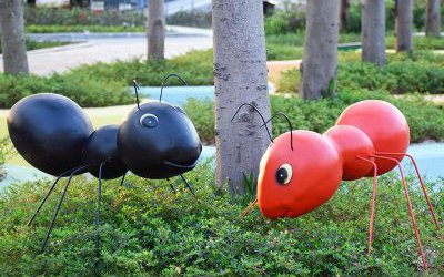 公園草叢里玻璃鋼彩繪螞蟻雕塑