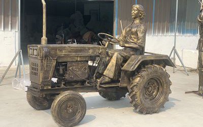 開拖拉機的玻璃鋼仿銅農(nóng)耕人物雕塑