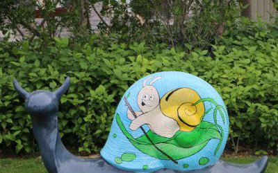 草地上擺放的大號(hào)的玻璃鋼彩繪蝸牛雕塑