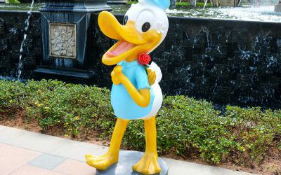 玻璃鋼卡通彩繪唐老鴨雕塑公園幼兒園裝飾品擺件