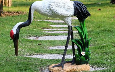 玻璃鋼彩繪仿真戶(hù)外街道低頭覓食的仙鶴雕塑