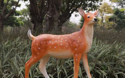 公園草坪上一只漂亮的玻璃鋼仿真鹿雕塑