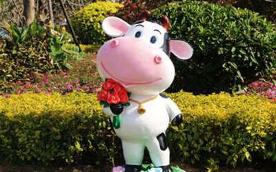 公園戶外玻璃鋼卡通小奶牛雕塑