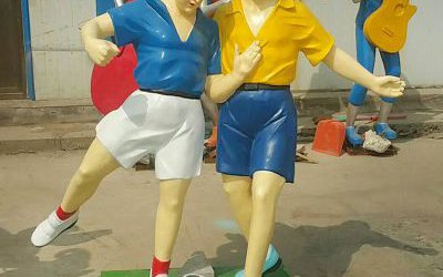 兒童學校擺放彩繪玻璃鋼卡通踢球人物雕塑