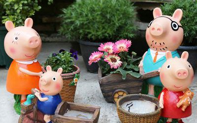 公園創意玻璃鋼卡通小豬佩奇一家雕塑